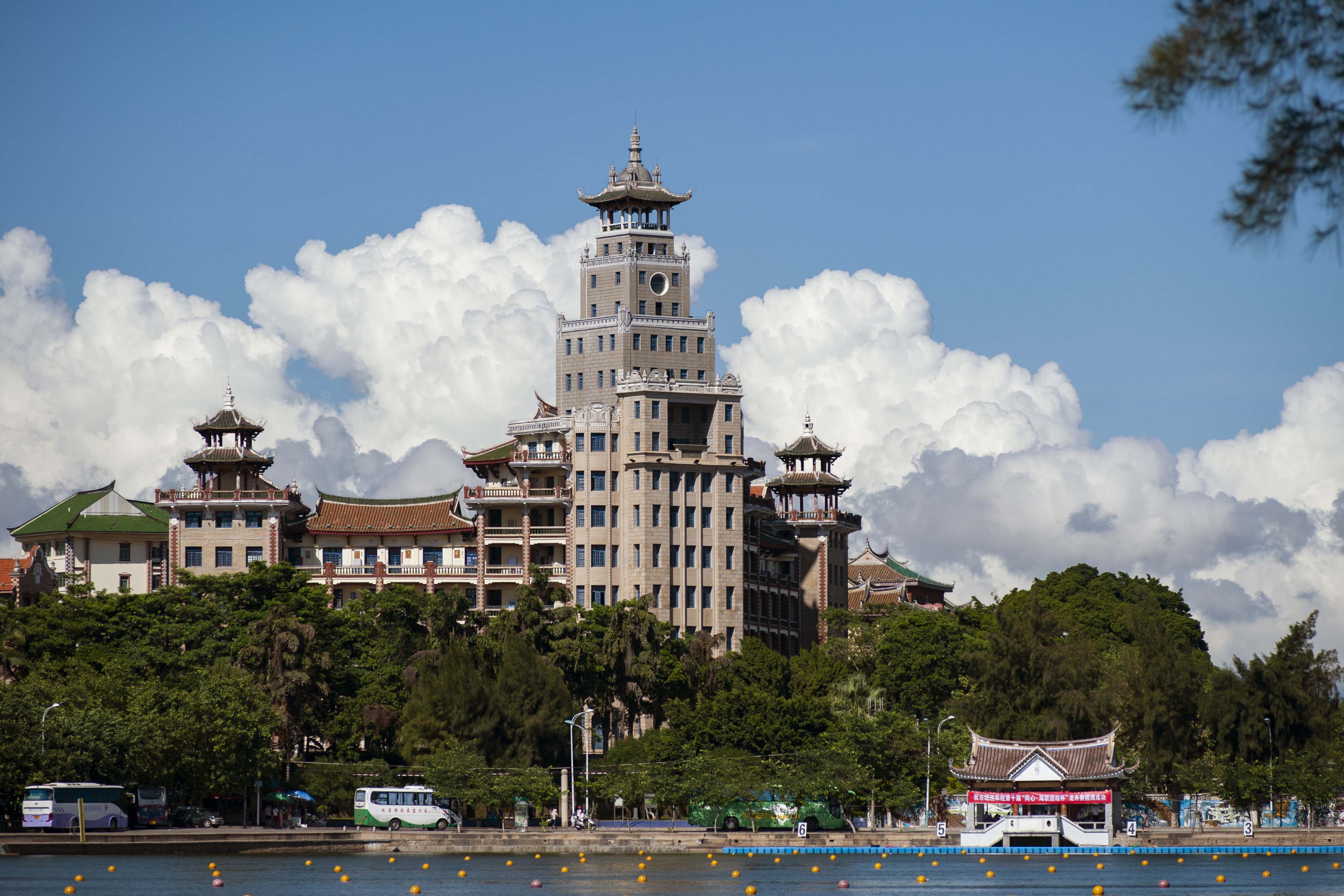 厦门集美学村的南薰楼